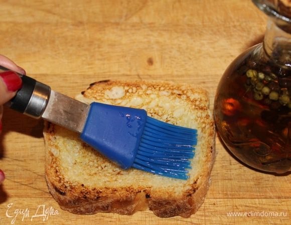 Смазать оливковым маслом.