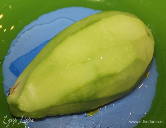 Авокадо разрезать на 2 части, удалить косточку и очистить от кожицы. Сбрызнуть лимонным соком, чтобы авокадо не почернело... Нарезать тонкими ломтиками.