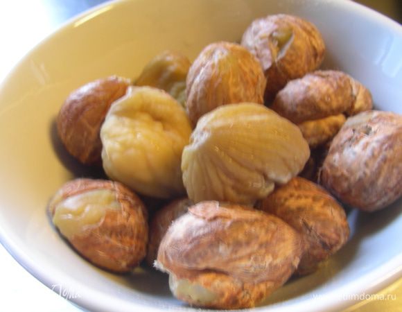 Как подготовить каштаны я описала в рецепте http://www.edimdoma.ru/retsepty/49138-pyure-i-krem-iz-kashtanov-osnova-dlya-desertov-i-drugih-blyud. У нас получаются очищенные полуготовые каштаны. Для данного рецепта каштаны должны быть уже готовые, поэтому после того, как каштаны очищены от кожуры их надо поварить или запечь в течение 20-30 минут до мягкости. Я их отварила минут 20. 

