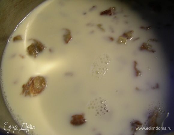 Каштаны заливаем молоком, добавляем ванильный сахар, ром, доводим до кипения и готовим на слабом огне 10 минут.
