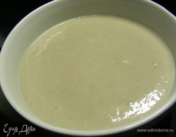 Блендером превращаем смесь в гладкое пюре и даем остыть.

