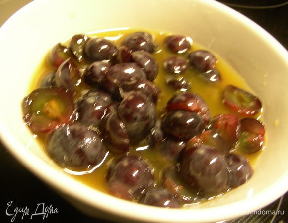 Виноград разрезаем пополам, добавляем цедру, заливаем остывшим сиропом и оставляем на некоторое время настаиваться. У меня в холодильнике несколько часов простоял.