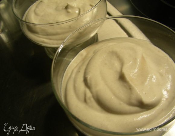 Сливки взбиваем и аккуратно смешиваем их с каштановым пюре. Раскладываем по бокалам. Можно подавать сразу же, но мне кажется, что лучше его на часок поставить в холодильник.
