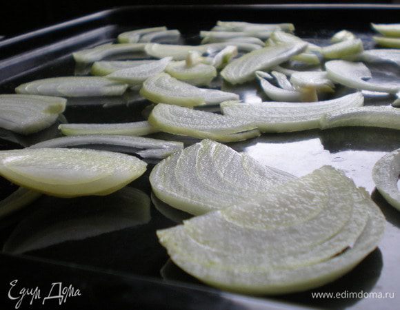 Разогреть духовку до 175*. Лук нарезам соломкой, выкладываем на противень.  