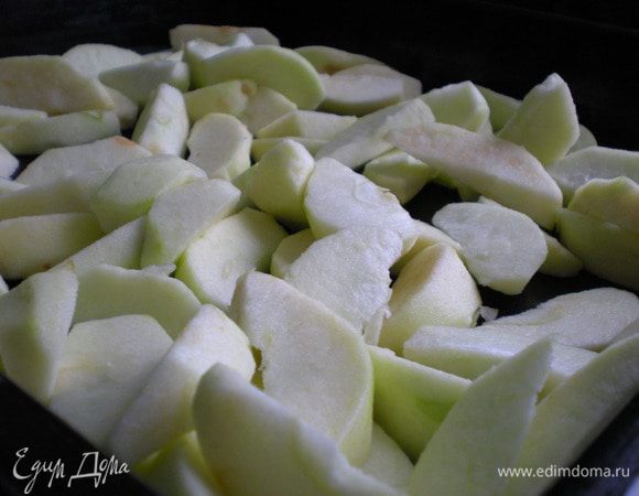 Яблоки моем, очищает от кожуры и режем небольшими кусочки, выкладываем на второй противень. Отправляем лук и яблоки для карамелизации в духовку на 15 минут. 
