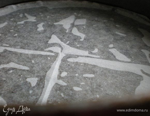 Тем временем приготовим форму. Смазать дно растительным маслом и застелить бумагой для выпечки. 