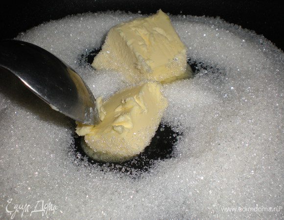 Для карамели высыпаем сахар на сковороду и растапливаем с сливочным маслом. Оставляем на самом маленьком огне. 