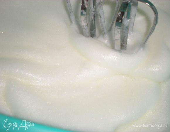 Белки взбить в густую пену. 
