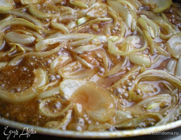 Лук соединить с карамелью, выложить на дно формы

