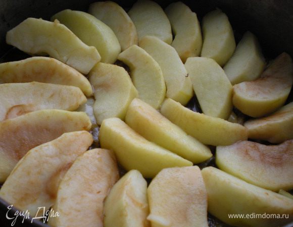 Сверху на лук выкладываем яблоки. 
