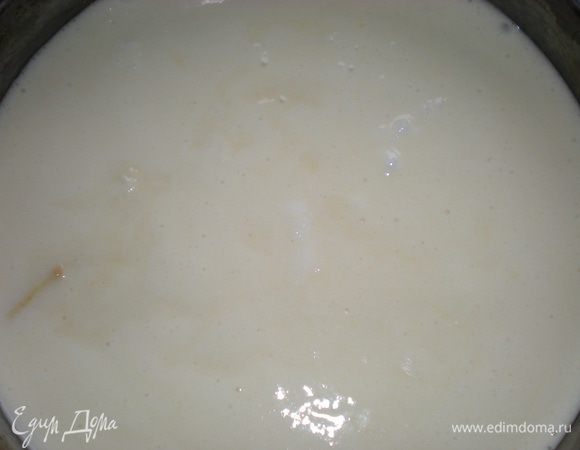 Заливаем лук и яблоки тестом.  Выпекать в духовке 45 минут. Проверить готовность при помощи тонкого ножа. 

