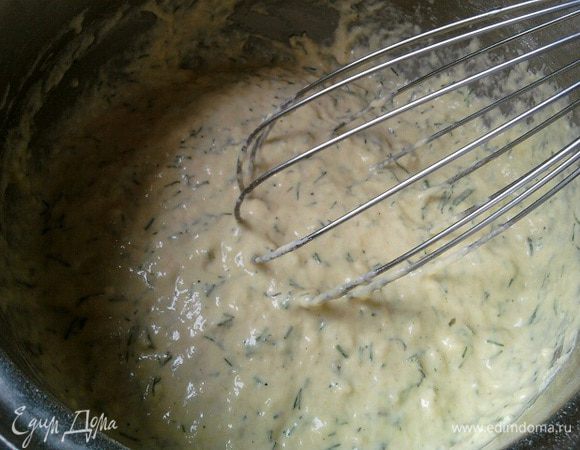 влить воду, хорошо перемешать (кляр должен быть по консистенции как густая сметана).