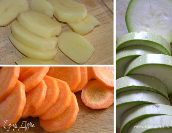 Овощи нарезать кружочками (кабачки потолще, картофель и морковь потоньше).