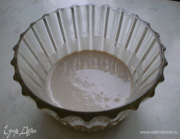 Дрожжи замочите в воде.