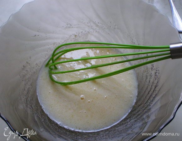 Яйца разотрите с сахаром и ванильным сахаром.