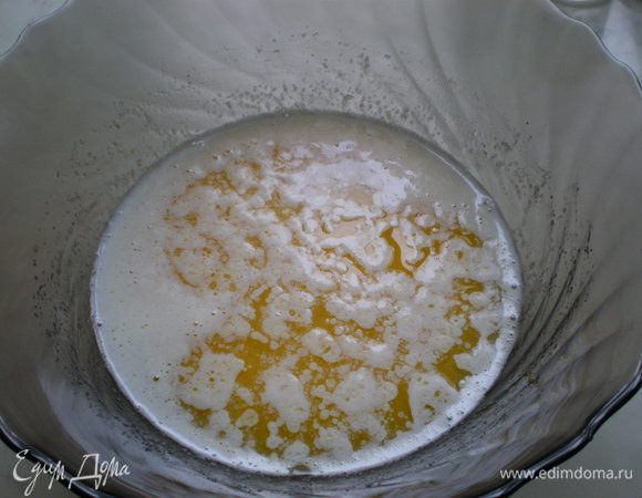 Масло растопите и смешайте с яйцами.