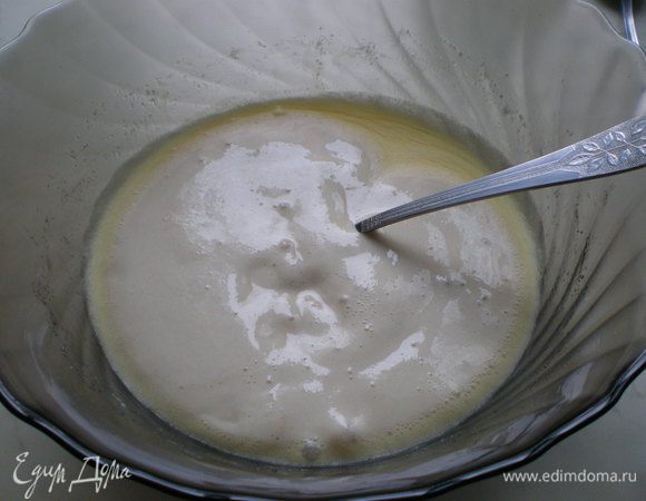 Добавьте поднявшиеся дрожжи.