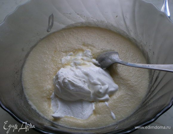 Влейте сметану,  добавьте гашенную соду и соль, перемешайте.