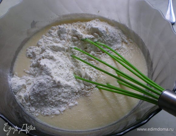Всыпьте муку и замесите тесто.