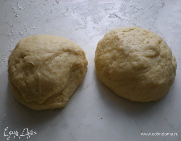 Разделите его на две части и раскатайте (я раскатала тонковато и пирог получился не высокий).