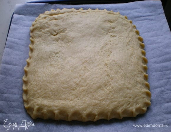 Закройте второй лепешкой. Готовый пирог на два часа поставьте в теплое место.