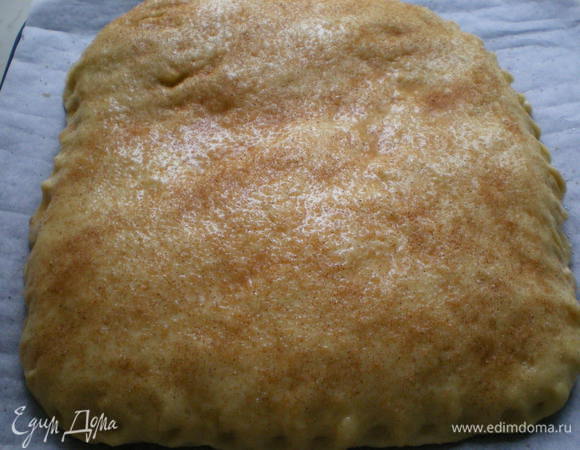 Затем смажьте его яйцом и посыпьте корицей с сахаром. Выпекайте примерно 30 минут при 180 градусах.