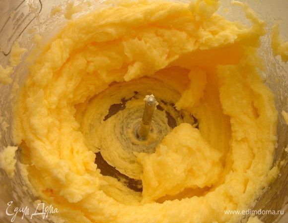 Размягчённое масло взбить с сахаром и желтком.