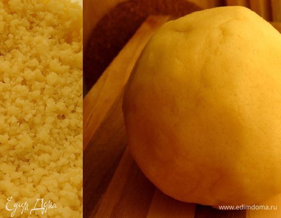 Муку смешать с разрыхлителем ,а затем и с масляной смесью. Собрать тесто в шар и отложить на 5-7 минут.