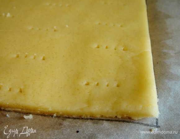 На пергаменте нарисовать прямоугольник 20х25 см. Раскатать тесто в размер этого прямоугольника, наколоть вилкой и убрать минут на 15-20 в морозильник. Выпекать при 200*С 15 минут.