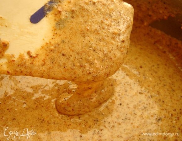 Переложить белковую массу в ковш и поставить на средний огонь для прогревания до 60-70*С. Массу постоянно мешать. Сахар при нагревании растворится,а масса станет более вязкой. Мне хватило 12-15 минут. В горячие белки добавить муки и перемешать.