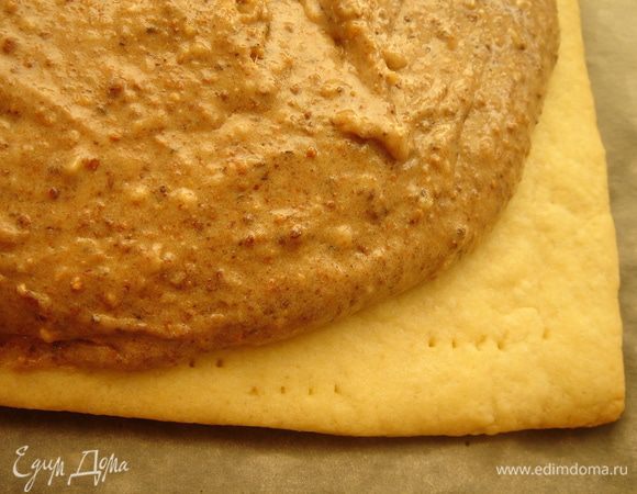 Горячую белковую смесь выложить на песочную основу и разровнять. Отставить коржи для подсушивания на 1 час.