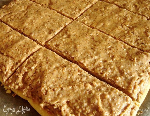 Когда белковый слой подсохнет и перестанет липнуть к рукам, разрезать корж на 10 пирожных 10х5 см и немного отодвинуть их друг от друга. Выпекать пирожные при 160*С около 20 минут. Если хочется более сухого печенья,то можно увеличить время выпекания. Приятного аппетита!