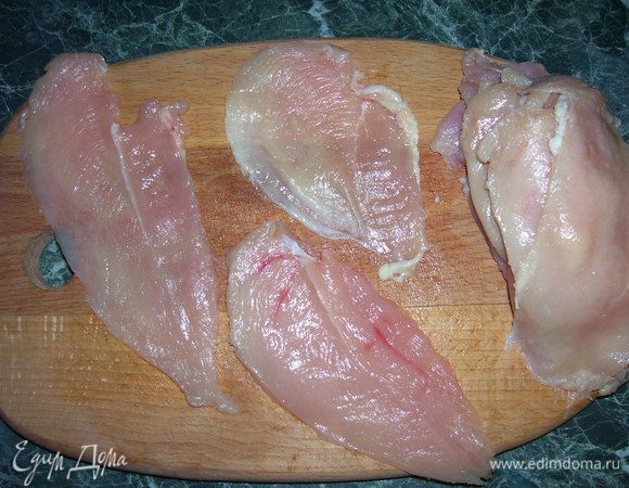 Куриные грудки помыть, обсушить бумажными полотенцами, разрезать вдоль на тонкие пластинки. 