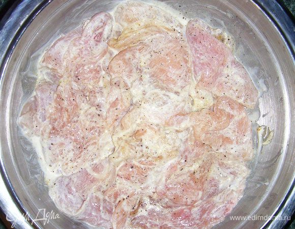 Добавить сметану, карри, соль и перец, аккуратно перемешать и оставить мариноваться минут 40. 