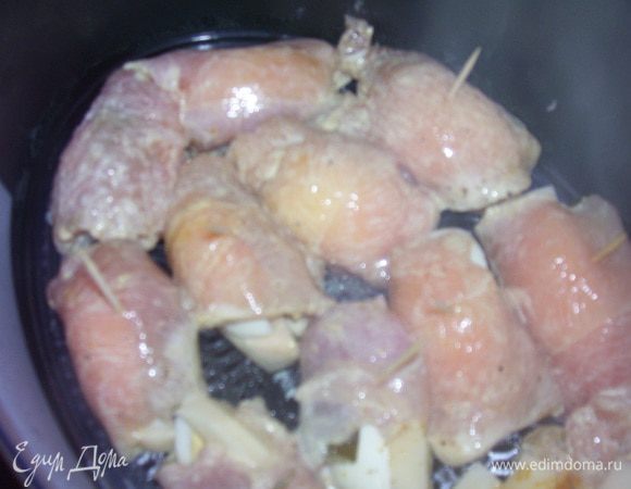 Выложить рулетики в пароварку на 30 минут.