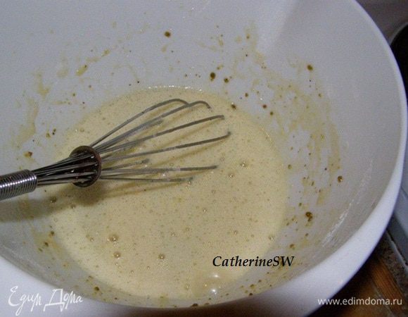 Фисташковую пасту разморозим. Смешаем вместе яйца, сахар, фисташковую пасту, муку. 