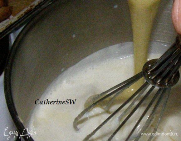 Вольем яичную смесь в горячее молоко, размешаем остудим. Когда остужаем, периодически помешиваем, чтобы не образовалась пленка.