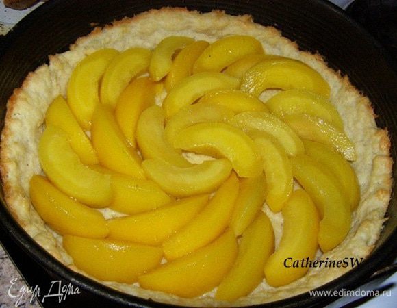 Персики нарежем дольками, выложим на тарт. Поставим в разогретую до 170 градусов духовку на 15 минут. 