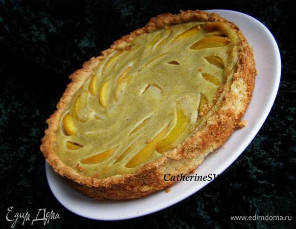 На персики выльем крем. Запекаем при 170 градусах 40-45 минут. Крем не должен зарумяниться и подняться, он должен остаться нежным. Готовность можно проверить, проткнув центр пирога : жидкость не поднимается - пирог готов. Полностью остудить. Сверху можно покрыть пектиновым желе - будет более презентабельно. Рецепт выкладывала здесь http://www.edimdoma.ru/retsepty/34673-yablochno-tvorozhnye-pirozhnye