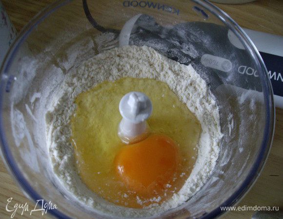 Вила яйцо и  измелчила в ручном блендере
