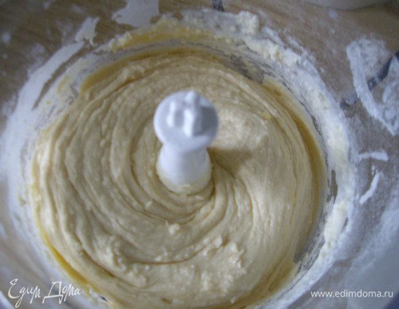 и переложила эту смесь в молоко с сахаром и дрожжами.
Добавила  ингредиенты  по рецепту и замесила тесто. Хорошо вымесить тесто, минут 10, не меньше. Тесто получается мягкое и липкое. 