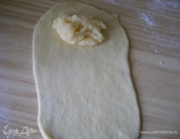 Каждый раскатываем тонко, выкладываем начинку
это крем.