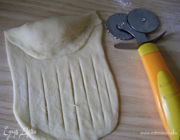 кладем начинку с одного края, защипываем, я смазывала край где защипывать белком.