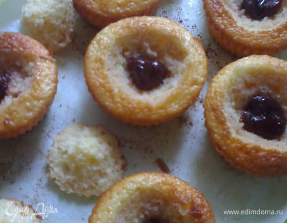 Аккуратно вырезаем серединку, пропитываем ее сиропом. В центр кладем клубничку или кто что.....
Ложечку йогурта и закрываем верхушкой.
