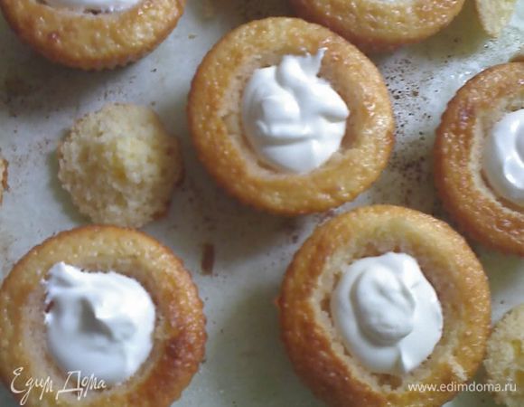 Украшала я чуток. Полила клубничным сиропом и посыпала шоколадными хлопьями. Хотелось побыстрей подать к столу.
Сироп на каждый кексик 1/2 ч.л.
Дать постоять часик и можно подавать к чаю или кофе.