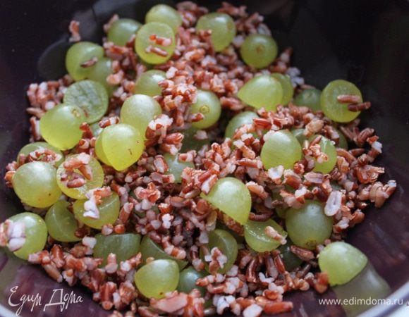Виноград порезать на половинки. Смешиваем виноград с рисом.