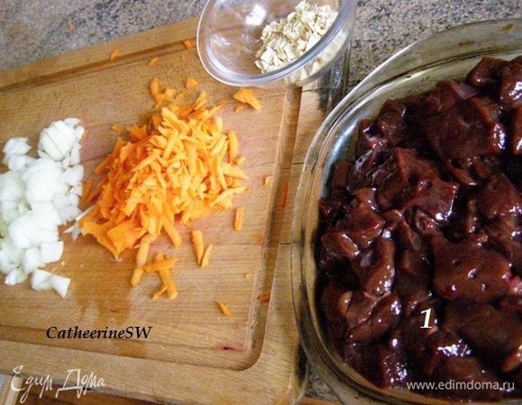 Печень порежем небольшими кусочками, лук и морковь мелко порежем или потрем на терке