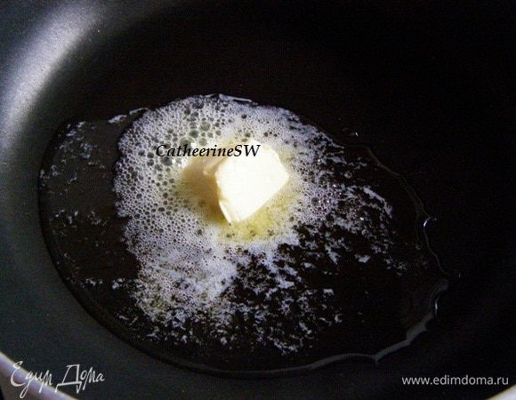 Сковорода у меня 26 см в диаметре, поэтому такое количество печени жарю в два этапа. Берем половину растительного и сливочного масла, кладем на горячую сковороду