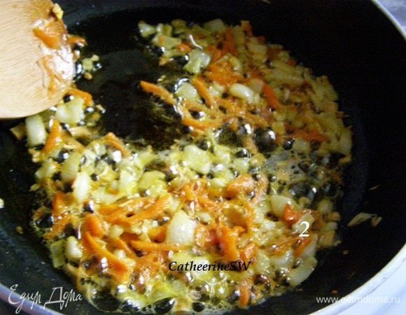 Как только масло растает, выкладываем на масло половину овощей и жарим на среднем огне минут 10 до готовности