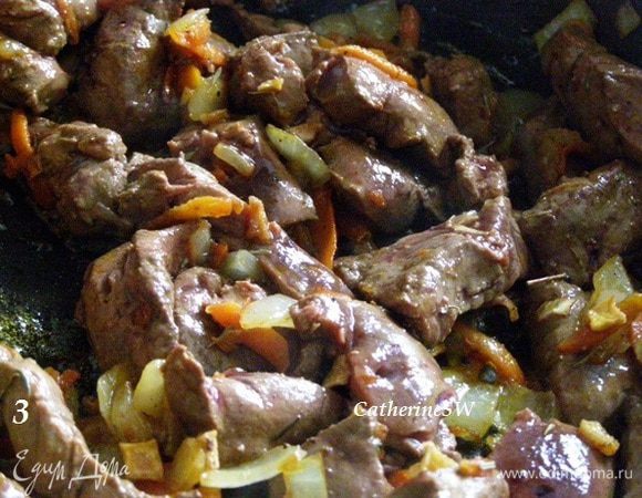 На овощи выкладываем половину печени. Жарим на сильном огне не более 4 минут. В процессе посолим и поперчим, добавим мускатный орех и тимьян